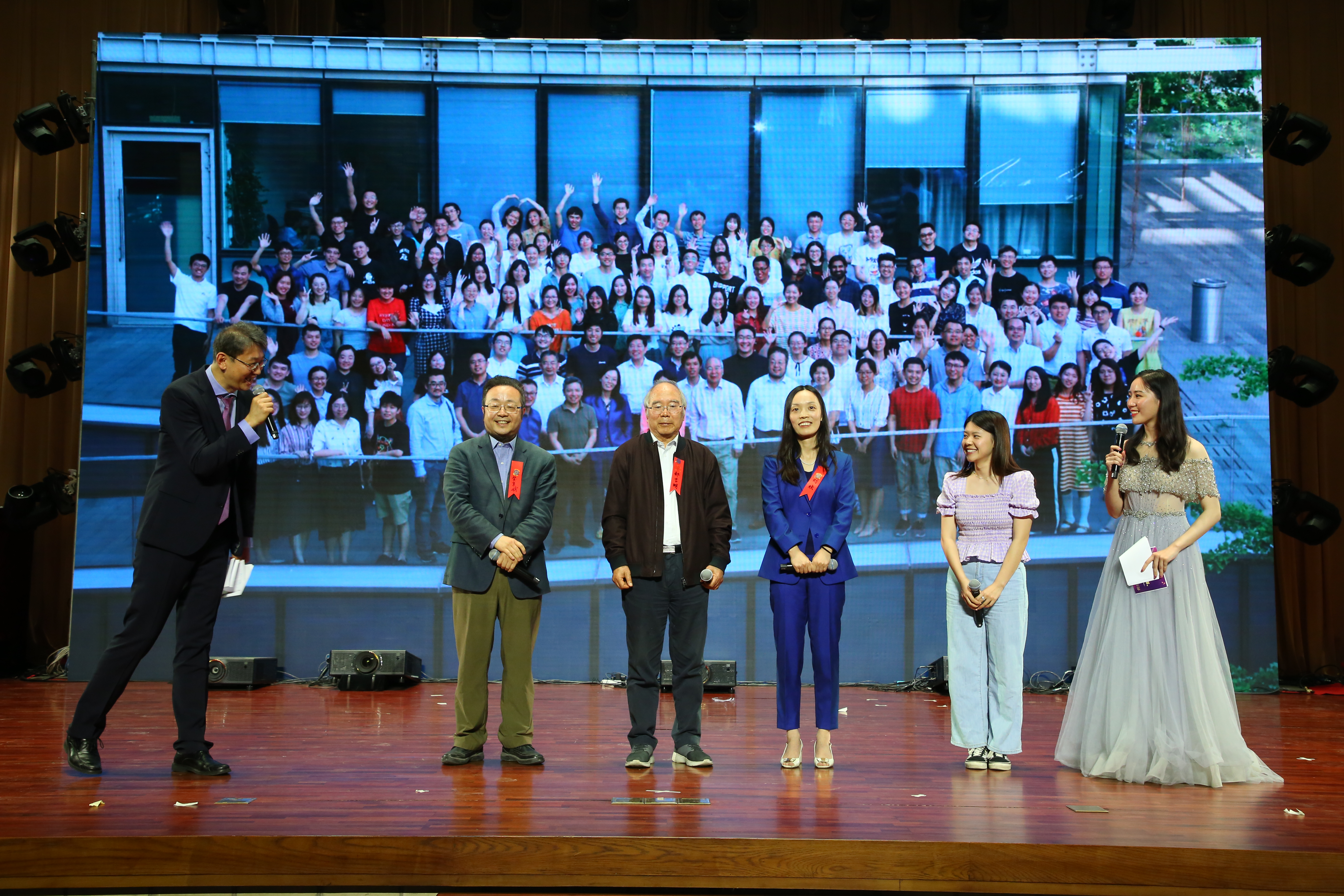 20241220-环境学院党委以文化人、以史育人,凝心聚力引领发展-拍摄者不详-图7 永利集团304官网110周年校庆“良师益友”特别活动上郝吉明、贺克斌等四代师生讲述团队精神2.JPG