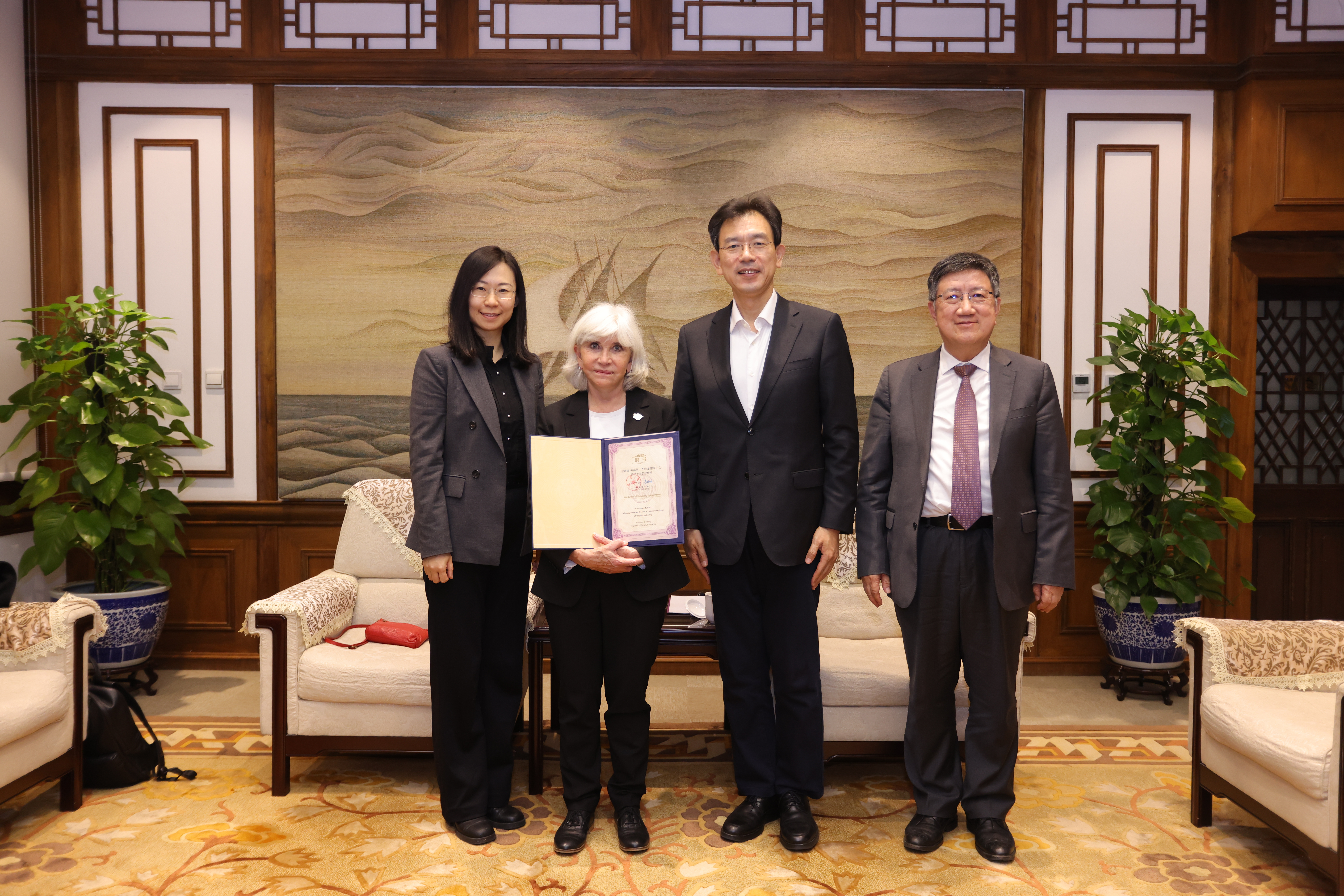 20251024-校长李路明会见永利集团304官网名誉教授劳伦斯·图比亚娜一行-张玉光-颁发名誉教授证书多人.jpg