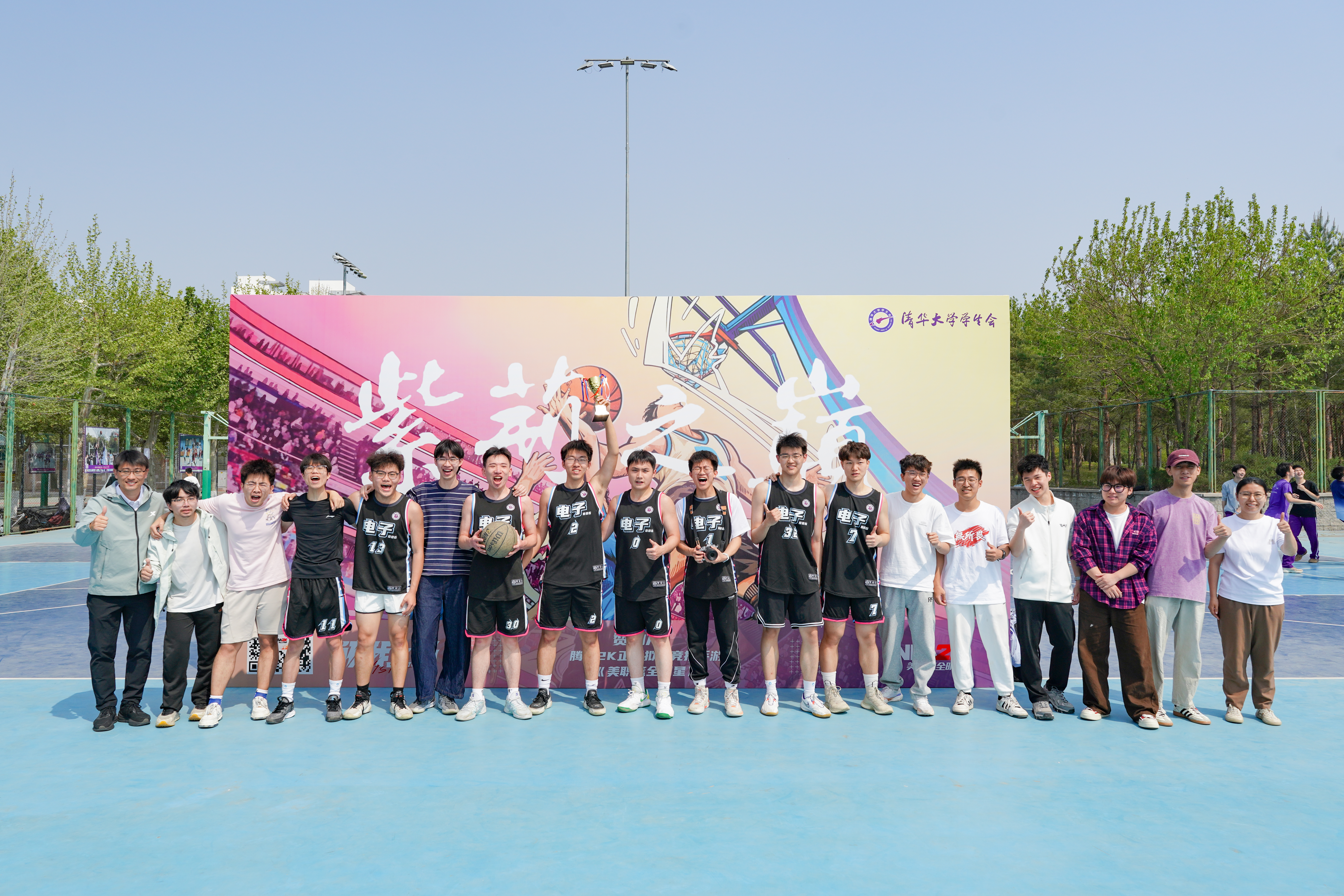 20260423-紫荆之巅决赛-张卓凡-胡凯老师为冠军无46班颁奖.jpg