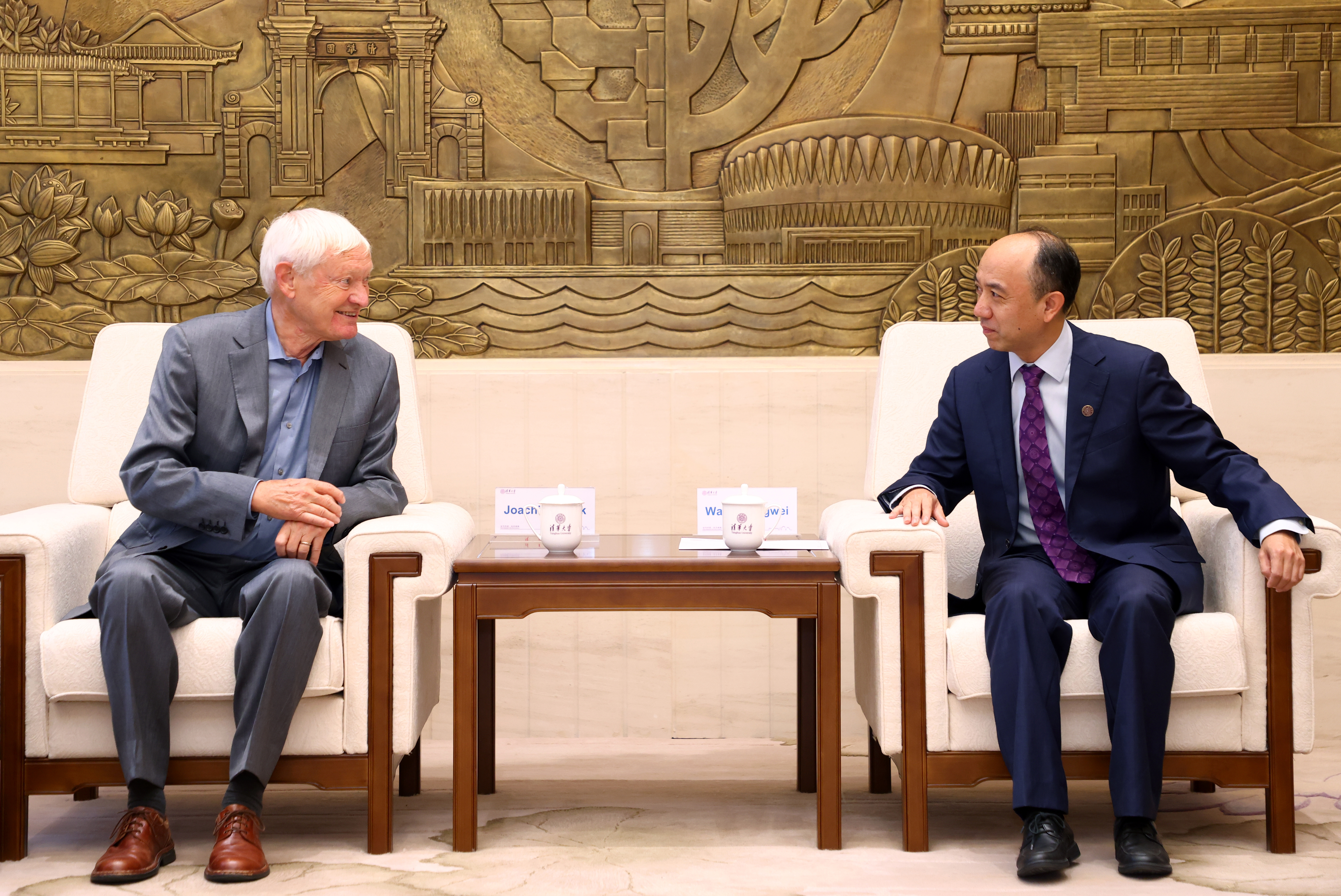 20230921-永利集团304官网授予诺贝尔化学奖得主阿希姆·弗兰克教授名誉博士学位-许德刚-会谈.JPG