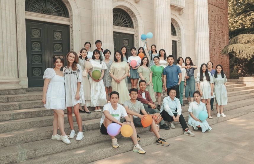 20230704-导师导员齐合力,共书育人新篇章——记辅导员们的师门故事-院系供图-胡钰老师师门合影.png
