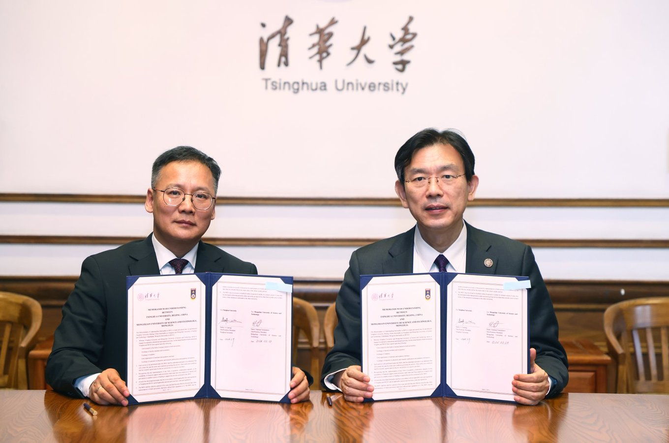 20260309-校长李路明会见蒙古科技大学校长-赵青松-签约.jpg