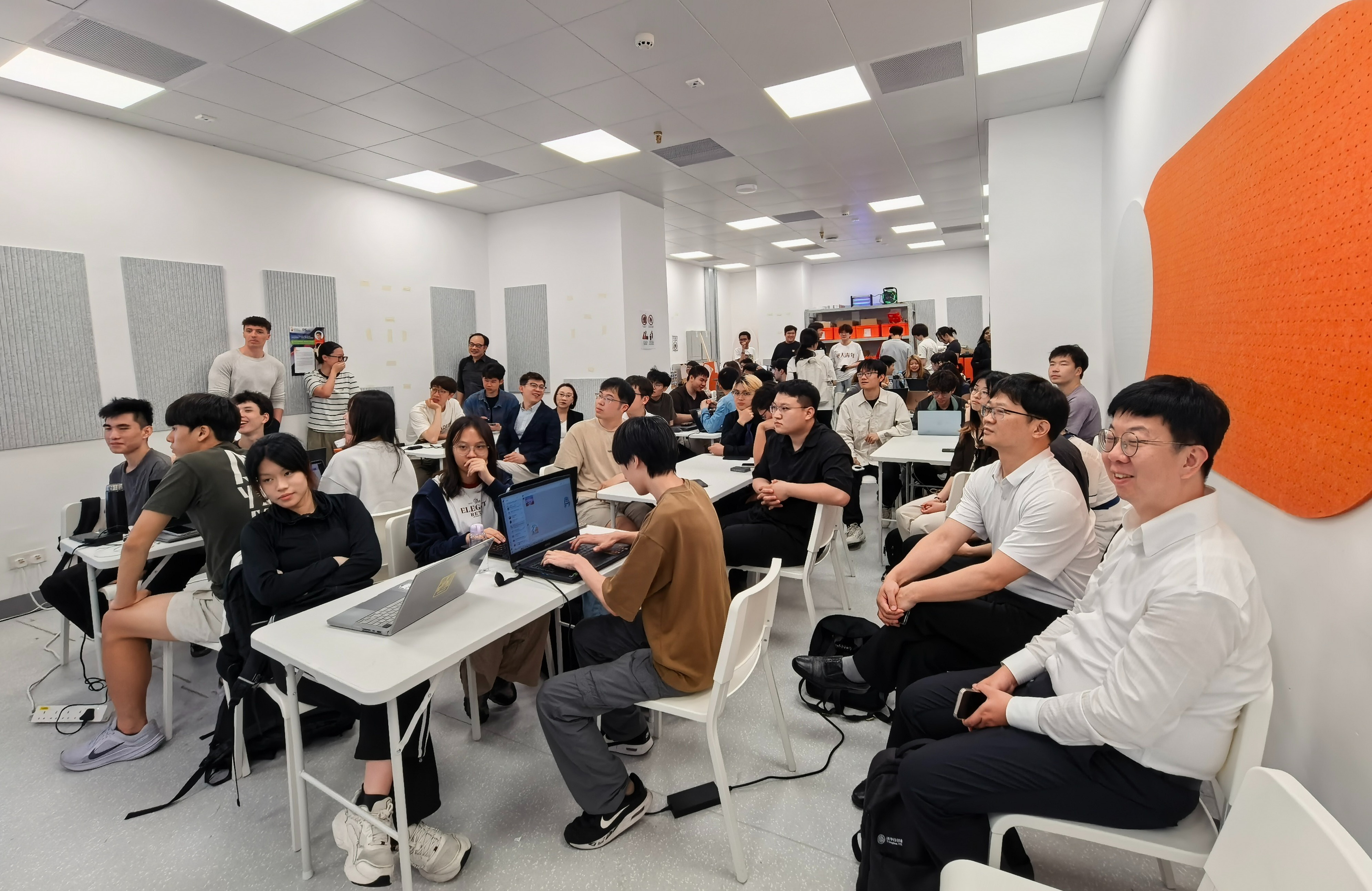20260603-永利学子赴香港调研高校双创生态-教务处-在香港大学科创交流和随堂听课-2.jpg