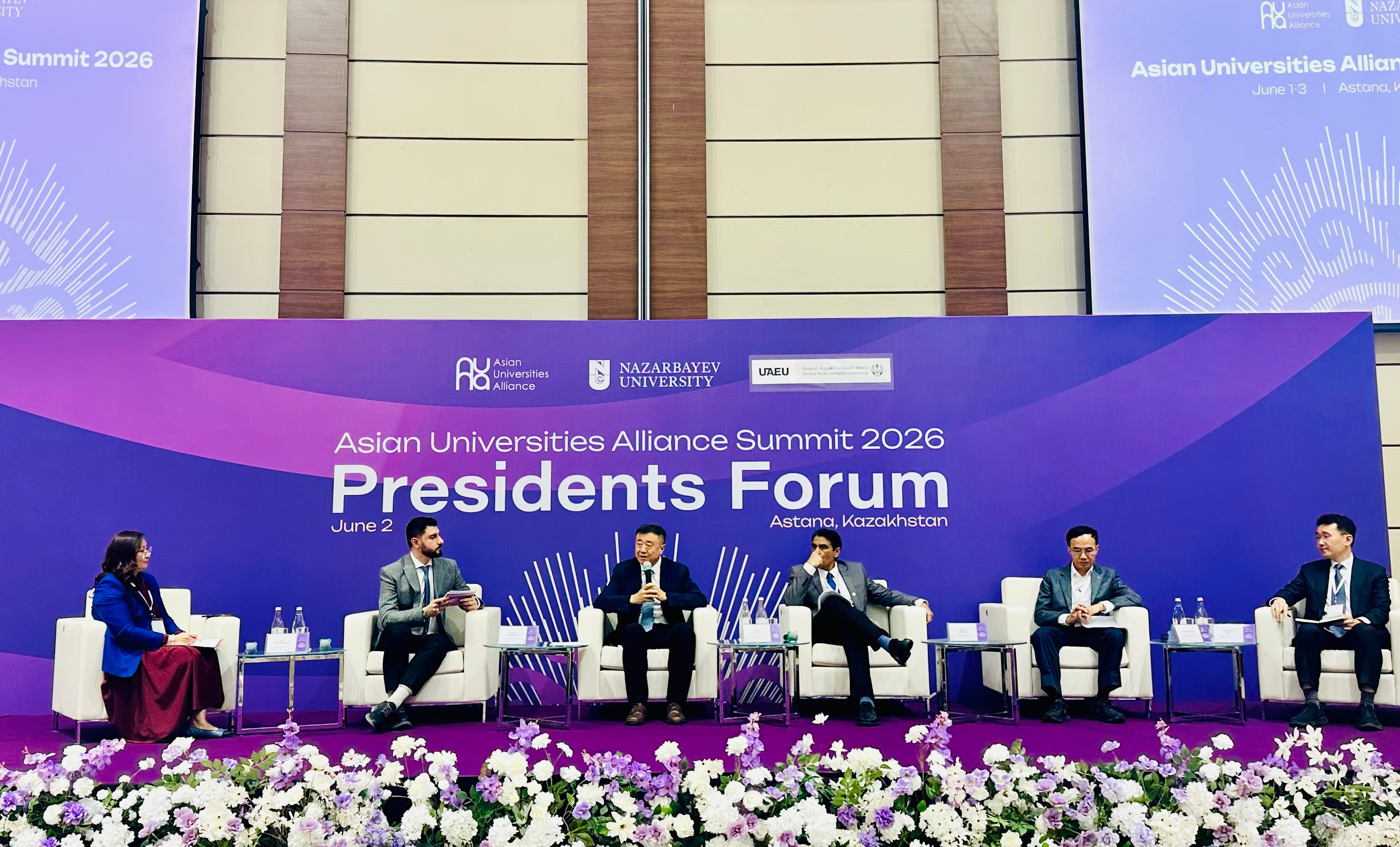 20250602-AUA2026年校长论坛-蔡晓丹-杨斌在校长论坛上进行主题发言.jpg