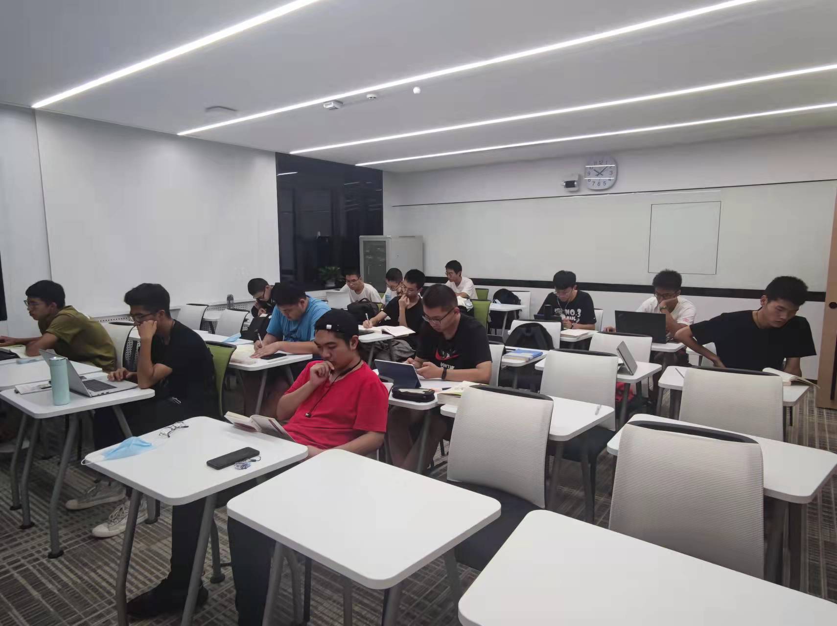 20220819-第四期院系支持计划:关注学生学业需求,促进校系两级学业支持系统建设-车辆学院(摄)-车辆学院兵器定向班集体自习.jpg