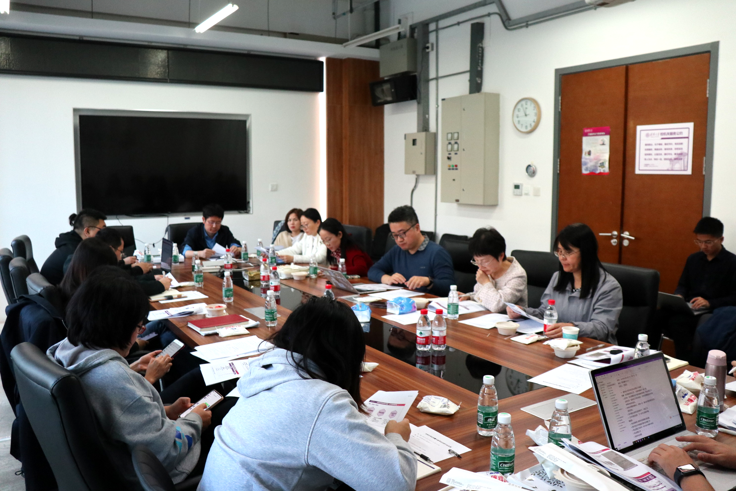 20231025-永利集团304官网本科生学业指导试点研讨会-胡泊摄-研讨会现场交流热烈图.png