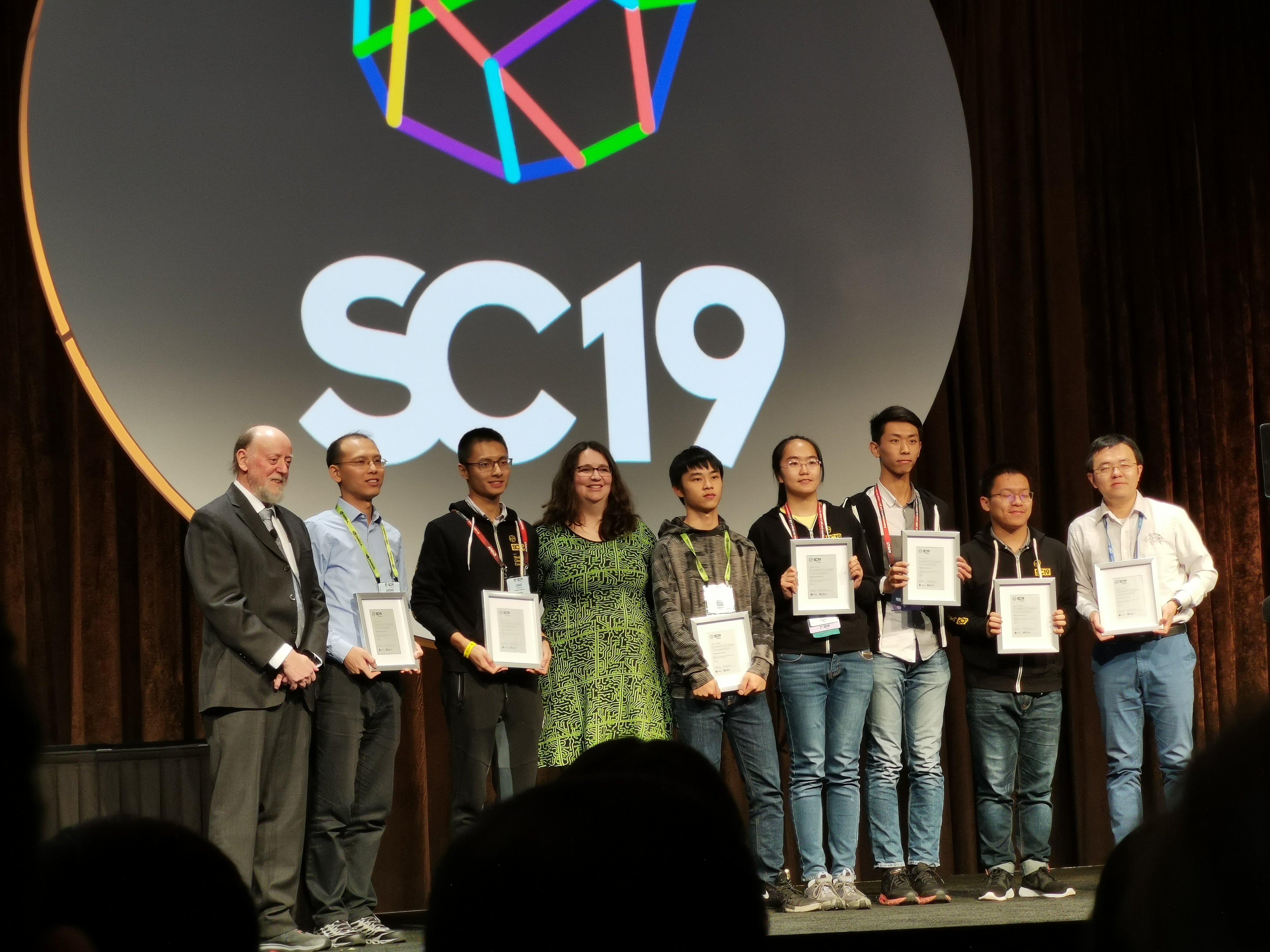 2021年图灵奖得主 Jack Dongarra 教授为永利学生超算团队颁发 SC19 学生超算竞赛冠军奖项.jpg