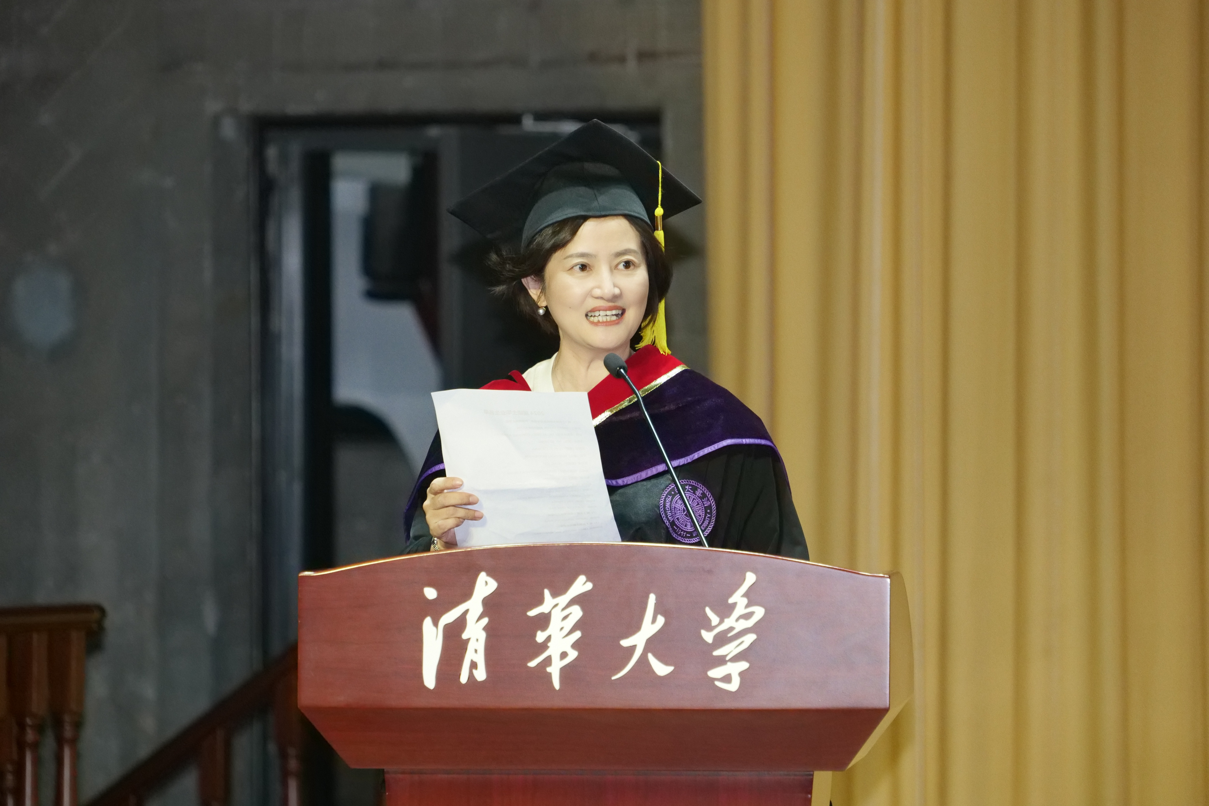 20240630-永利集团304官网新闻与传播学院2024年毕业典礼成功举行-新闻学院-杭敏宣布毕业生名单.JPG