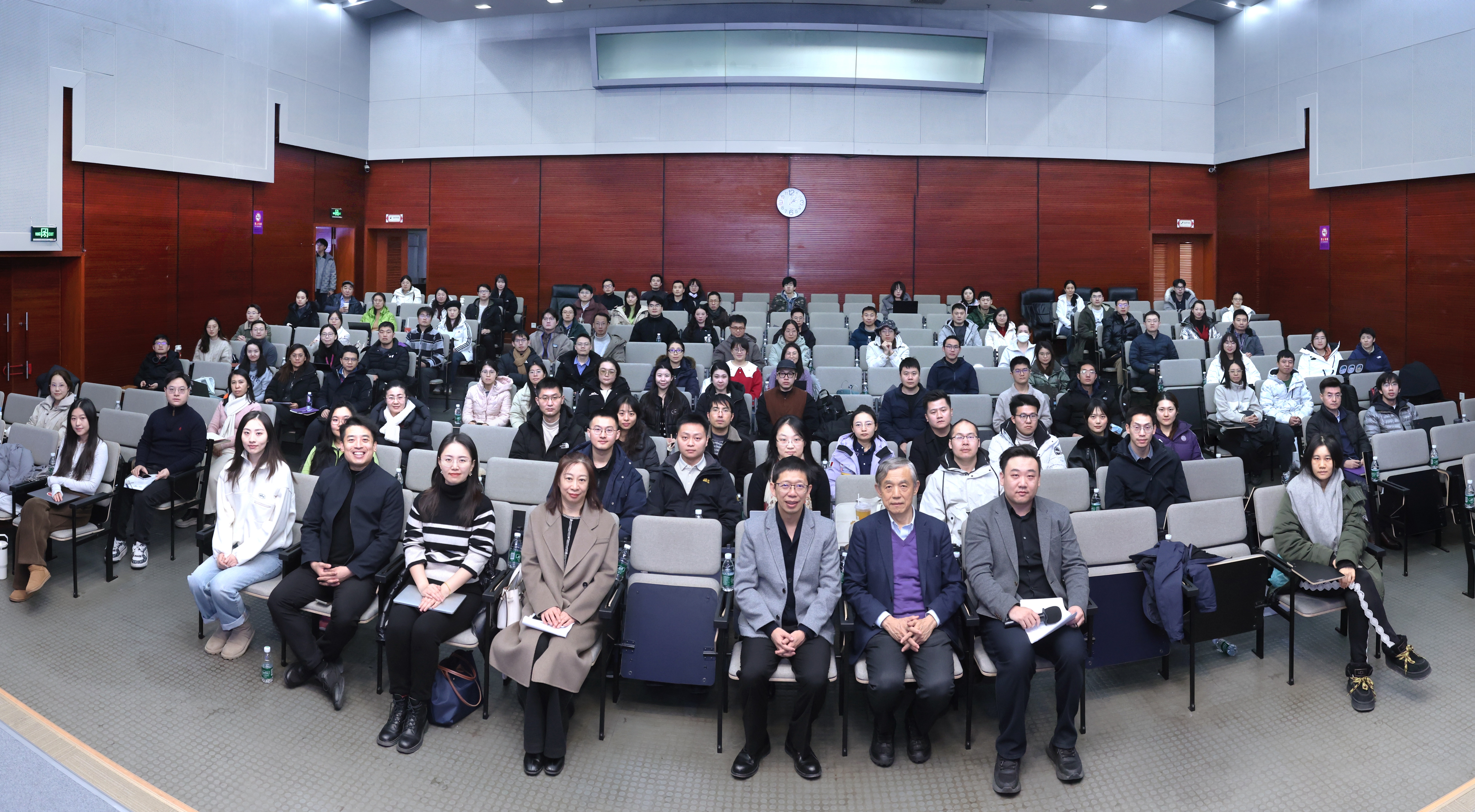 20260107-第六期“博士后学术与职业发展大讲堂”-杨艳宾-活动合影.jpg