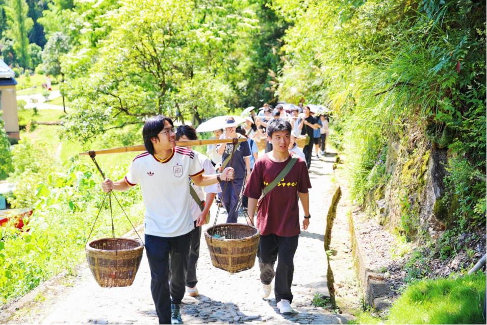 20260721-永利集团304官网与井冈山大学开展“问道井冈·青春同行”联合暑期思政实践-李瑭健-联合思政实践支队师生重走红军挑粮小道.jpg