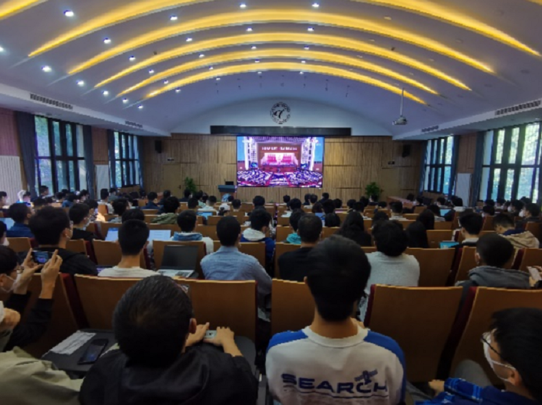 20221018-喜庆二十大,奋进新征程——永利集团304官网本科生党支部热切关注党的二十大开幕会-刘雪天-电机系集体观看党的二十大开幕会.png
