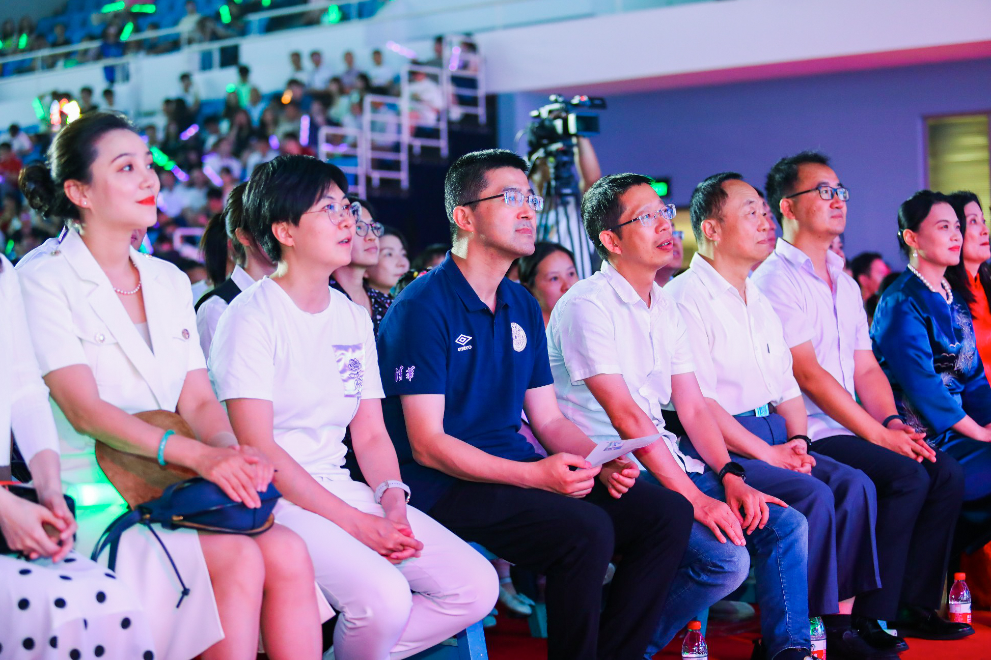 20230622-永利集团304官网2023年毕业晚会-清大嘉艺-学校领导老师与毕业生共同观看晚会.jpg