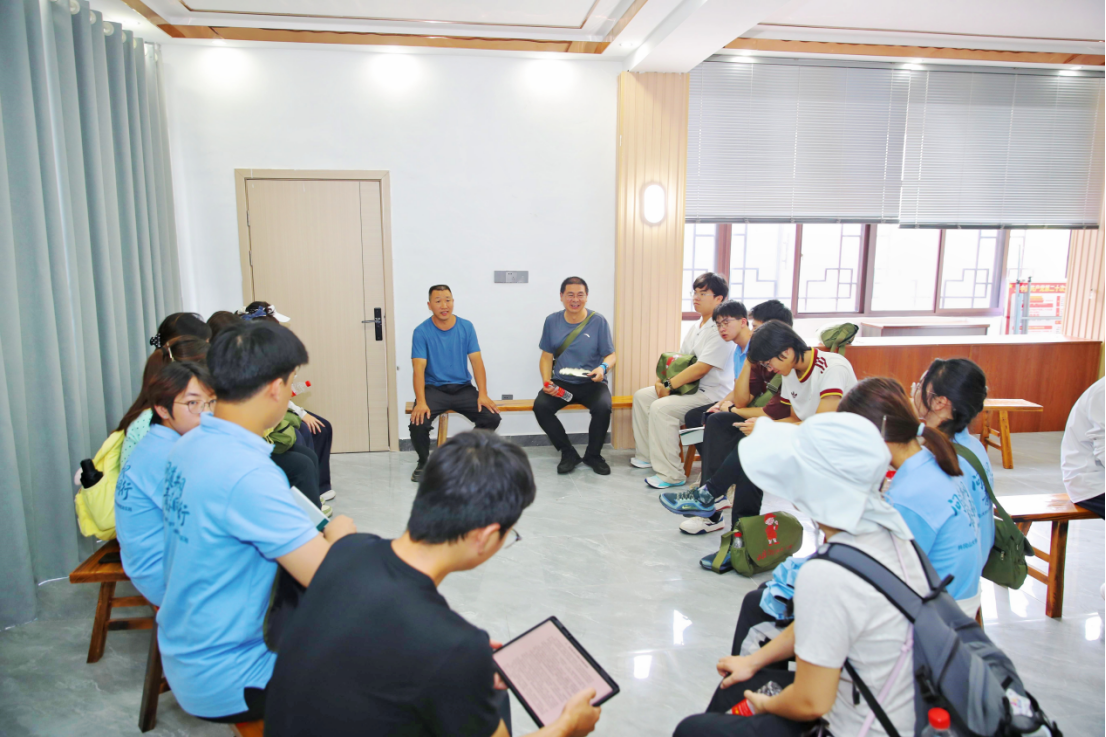20260721-永利集团304官网与井冈山大学开展“问道井冈·青春同行”联合暑期思政实践-李瑭健-联合思政实践支队师生访谈乔林村村干部.jpg