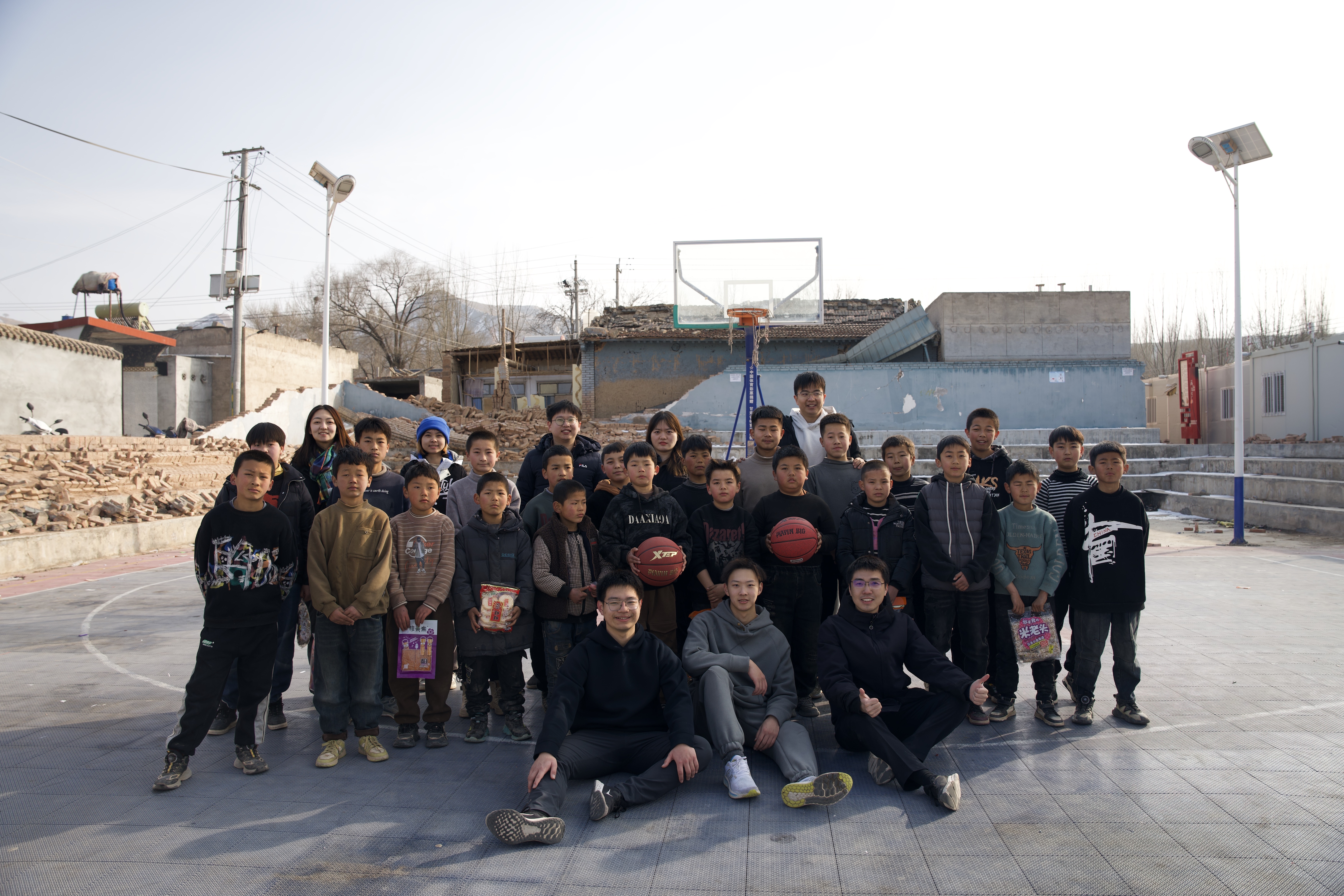 20240219-学思践悟挺膺行,青春建功新时代——2024年永利集团304官网研究生寒假社会实践纪实(一)-“社稷担当·心泽河州”实践支队-支队成员在在震区球场组织开展“青少年村BA”篮球赛.jpg