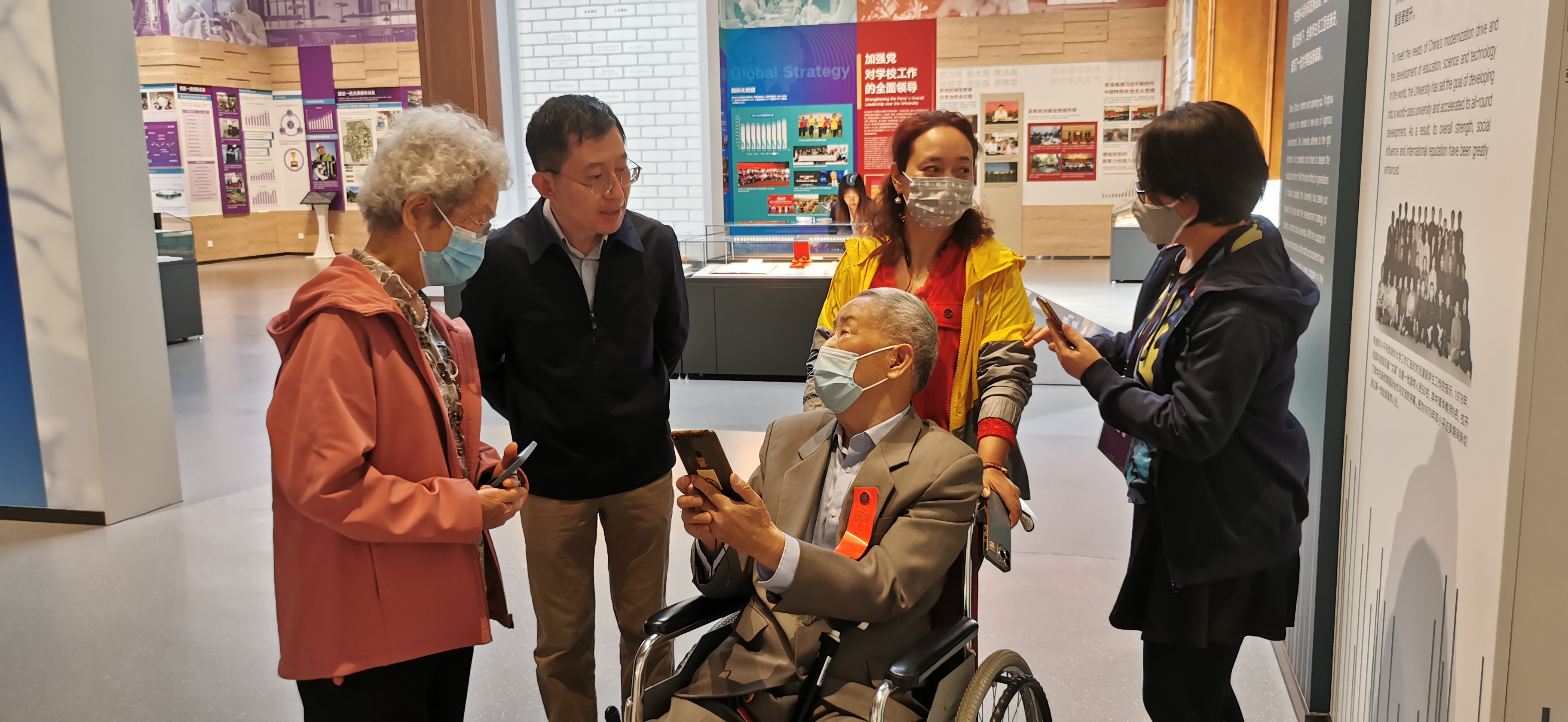 20220424-永利集团304官网110周年校庆参观校史展-薜建团-戴上红条,坐着轮椅“回家”看展.jpg
