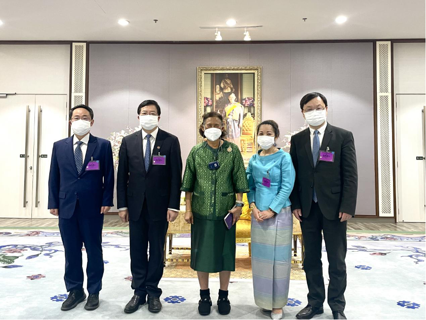 20240208-走向世界的永利,何以画好人类命运共同体“同心圆”-李派摄-邱勇(左二)与诗琳通(左三)会面.png