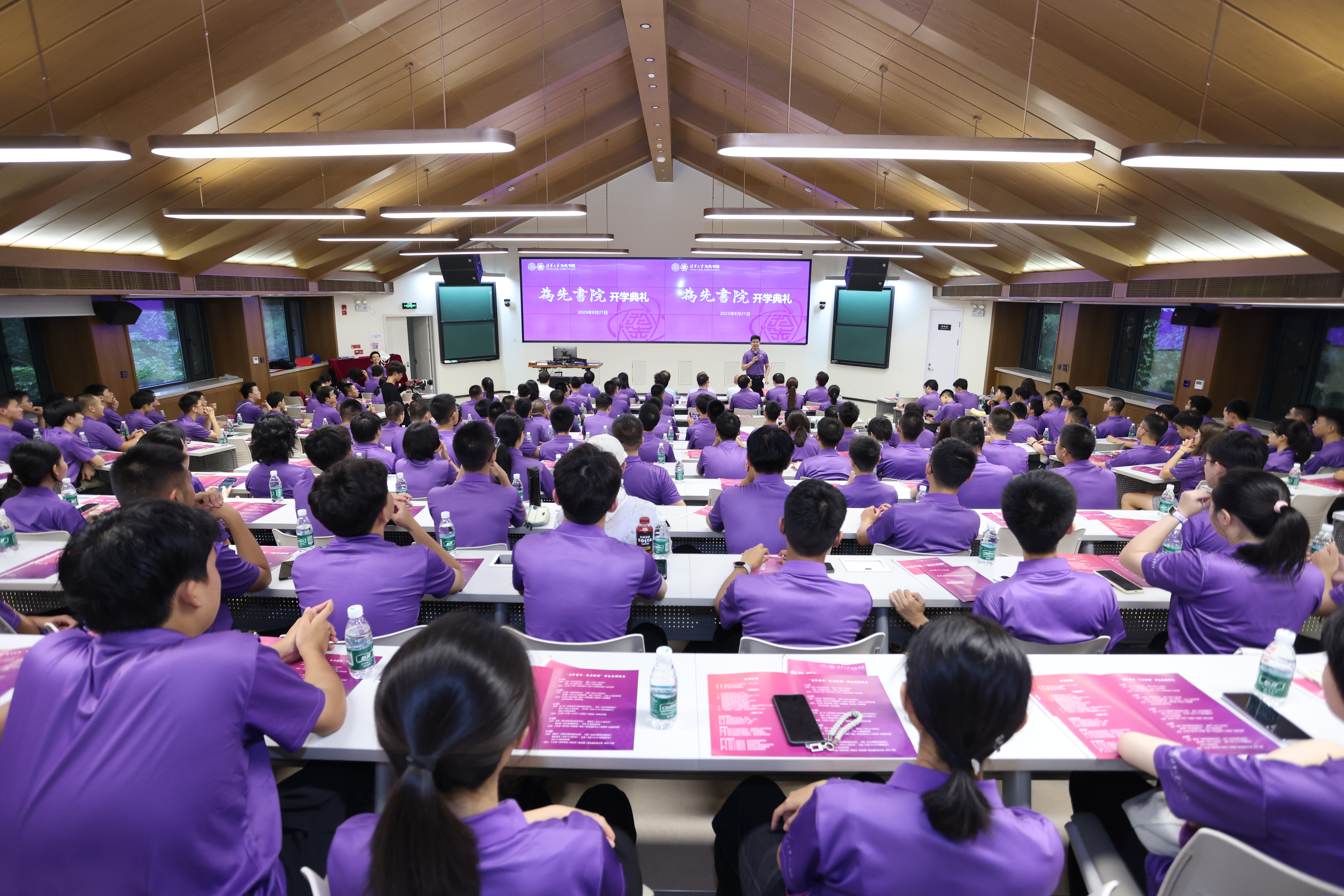 20250821-永利集团304官网为先书院2025级新生开学典礼 师生冒雨迎接大学“第一课”-书院管理中心-开学典礼主会场.JPG