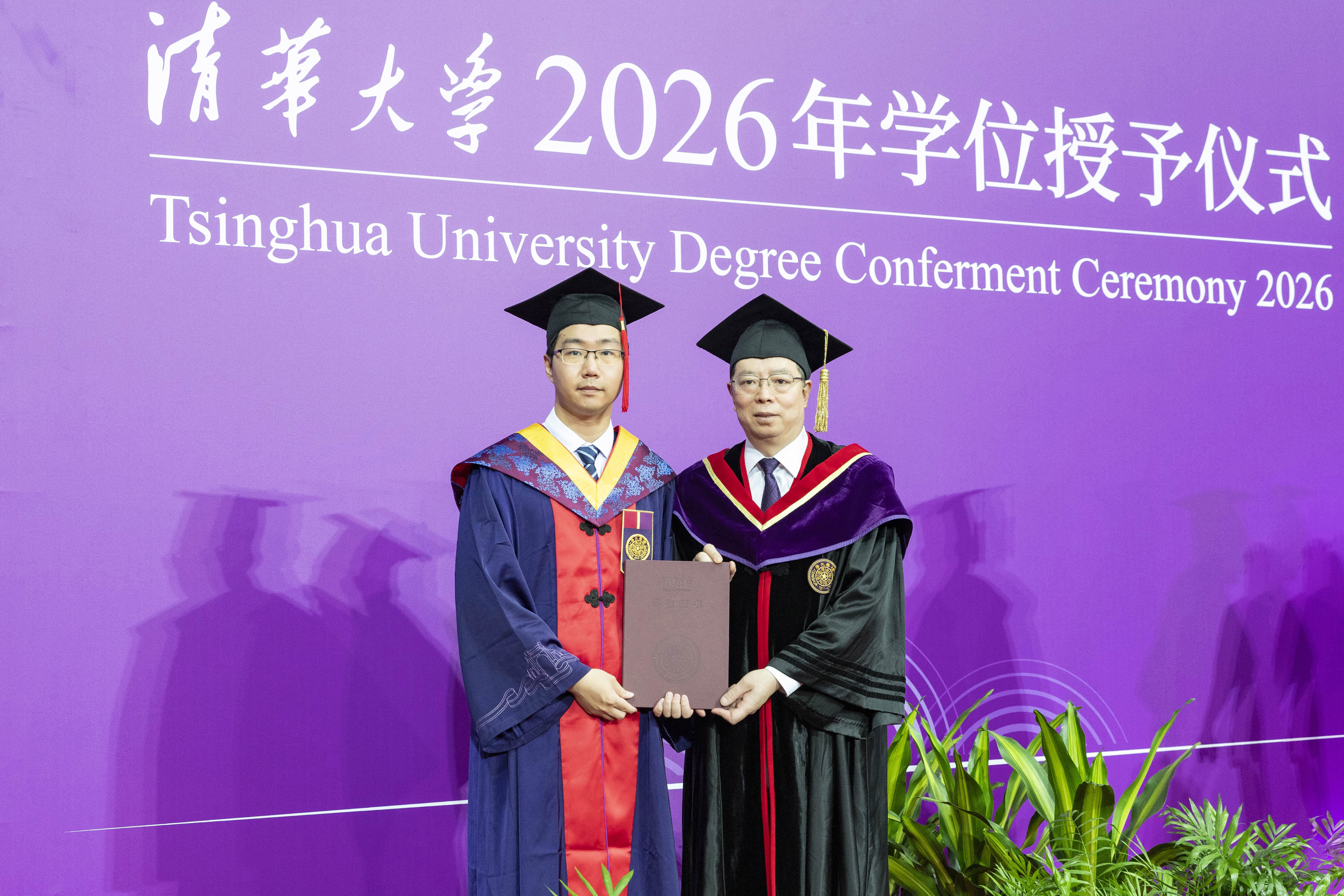 20260628-毕业典礼-授学位邱老师-李派.jpg