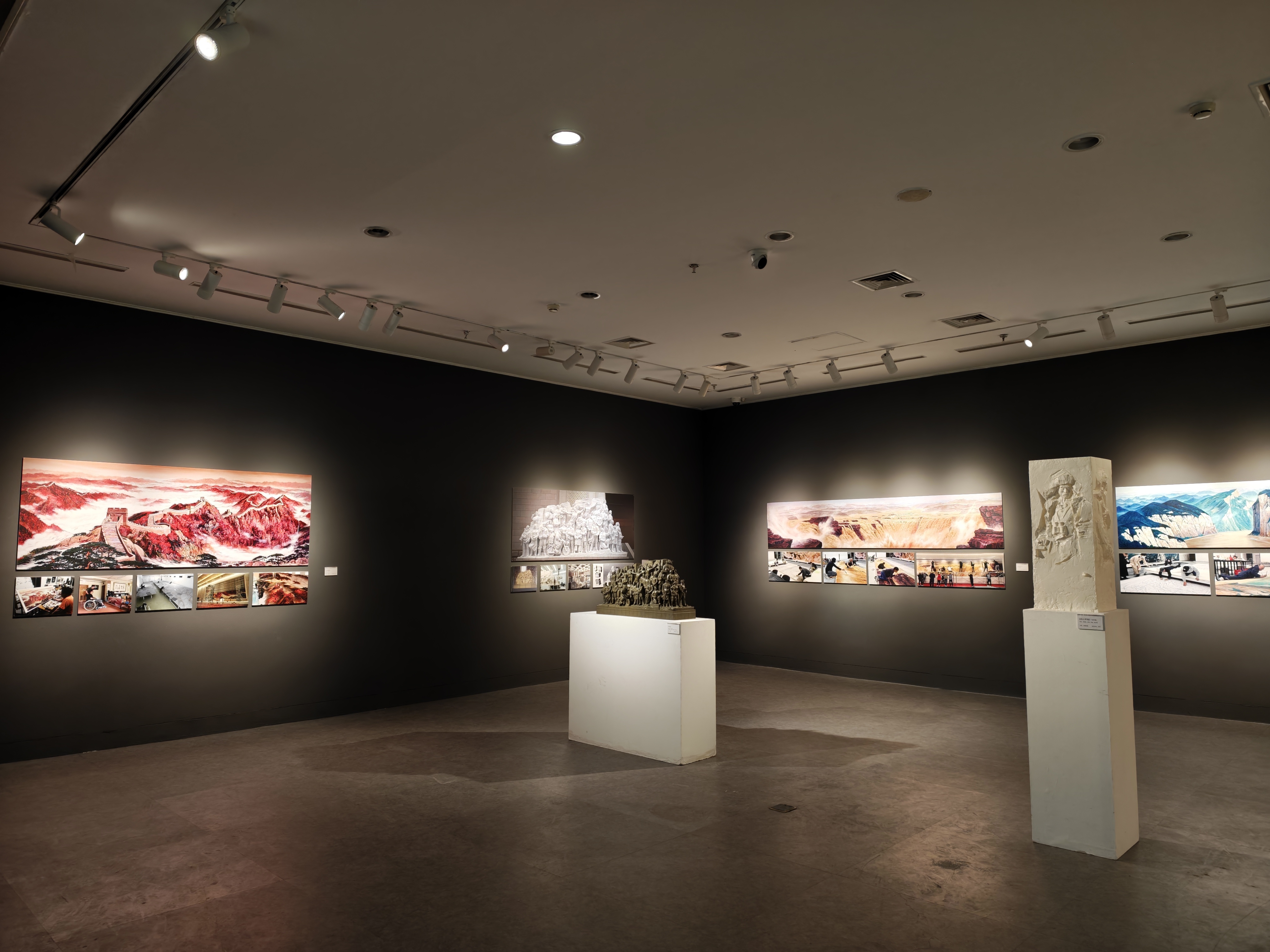 20251110-教师作品展-美术学院-展览现场1.jpg