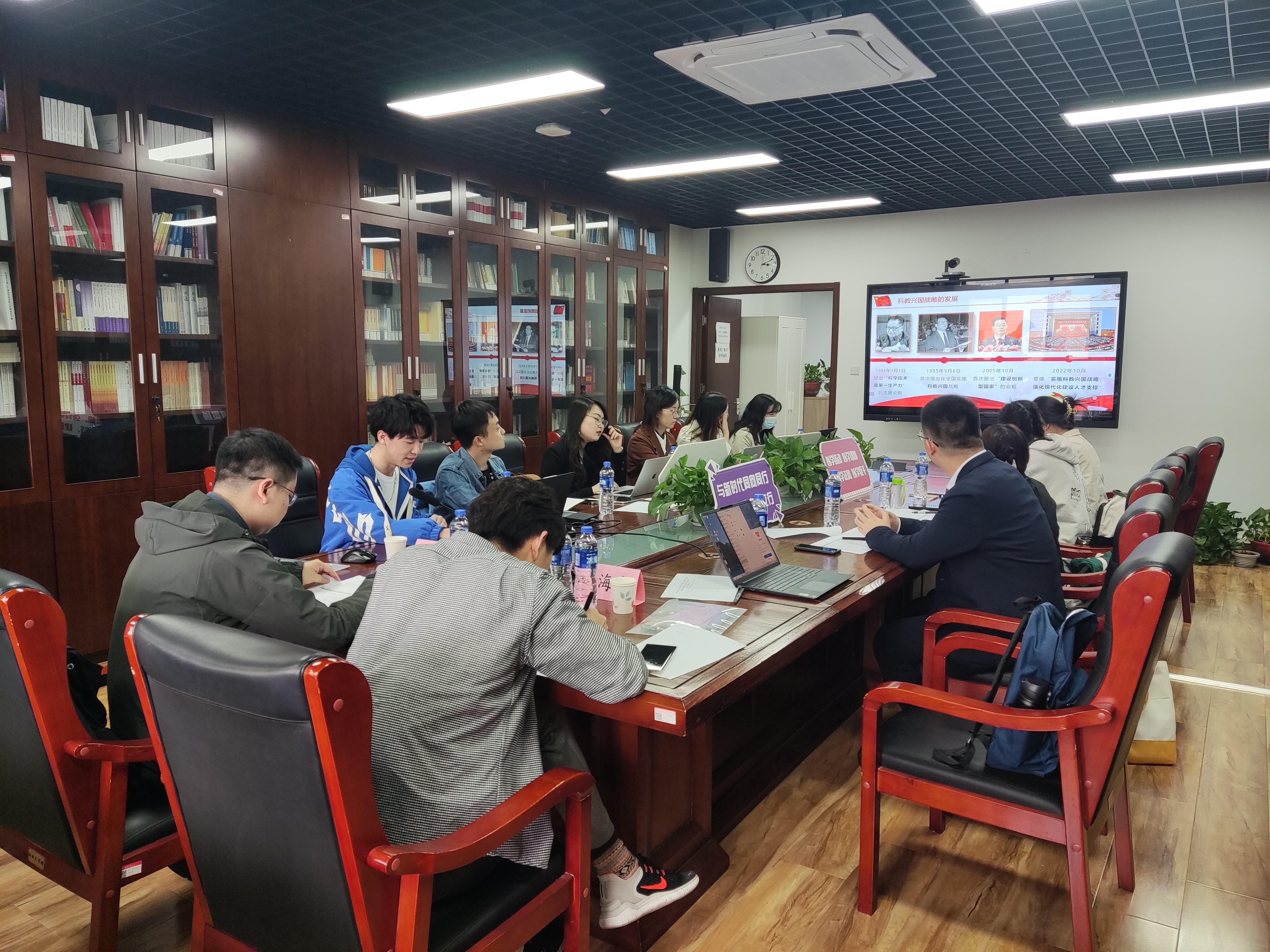 20230428-永利集团304官网博士生讲师团举办主题教育专题备课研讨会-讲师团-会议现场.jpg