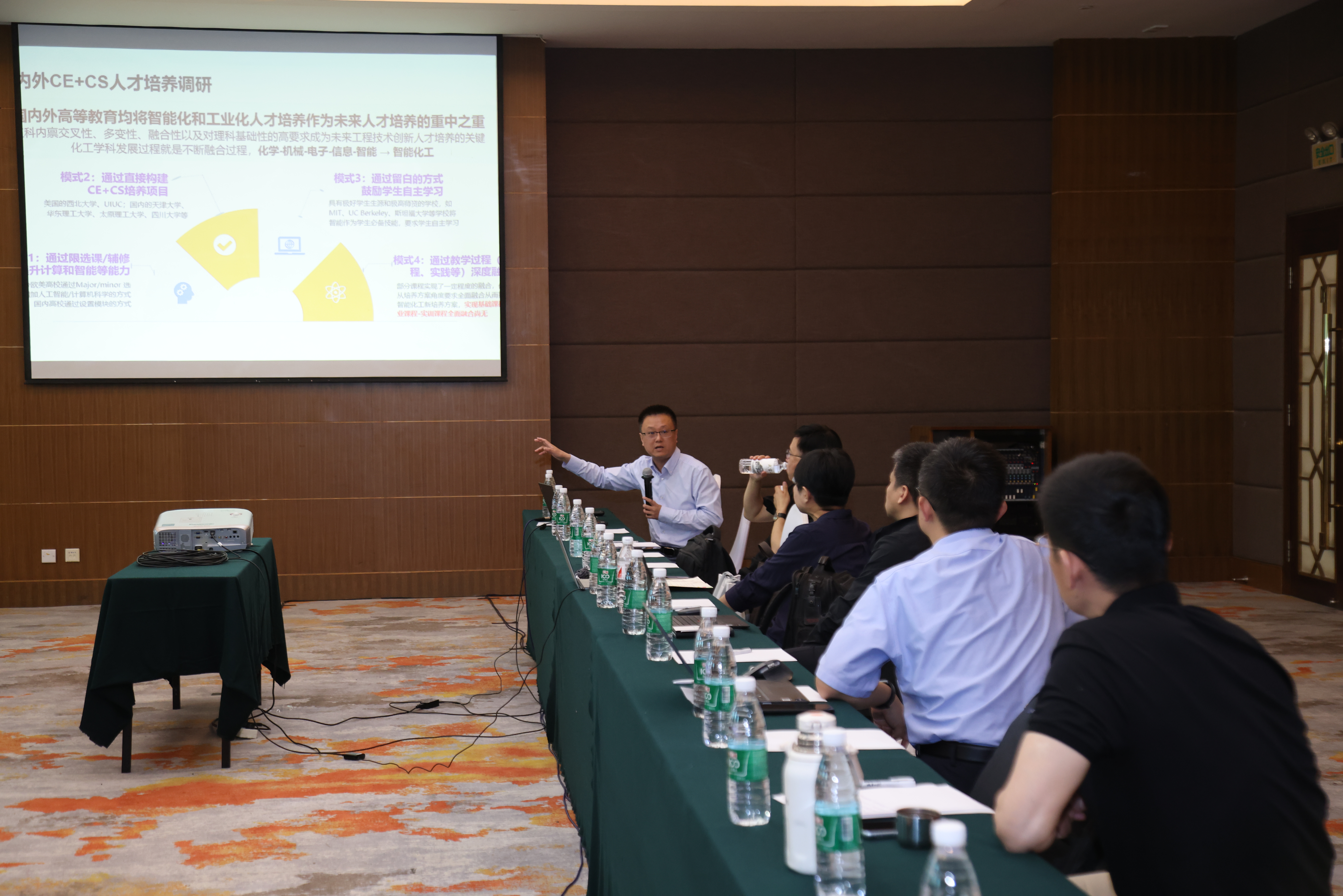 20240511-永利集团304官网第十三届青年教师教学沙龙暨教改项目中期交流研讨会-董瑞林-分组讨论.JPG