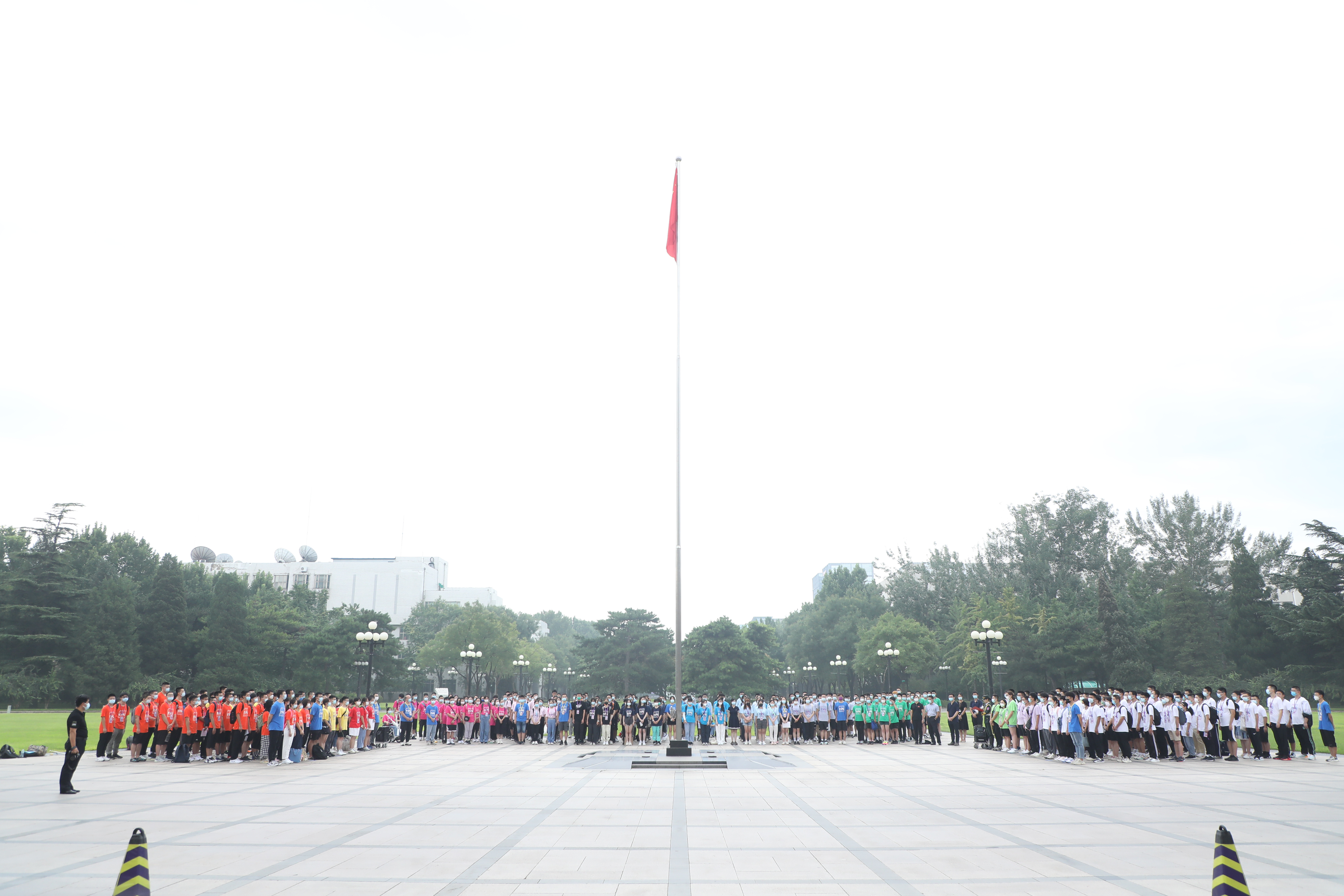 20220816-永利集团304官网举办2022级本科生新生骨干训练营-严振峣-“二字班”新生骨干参与升旗仪式.jpg