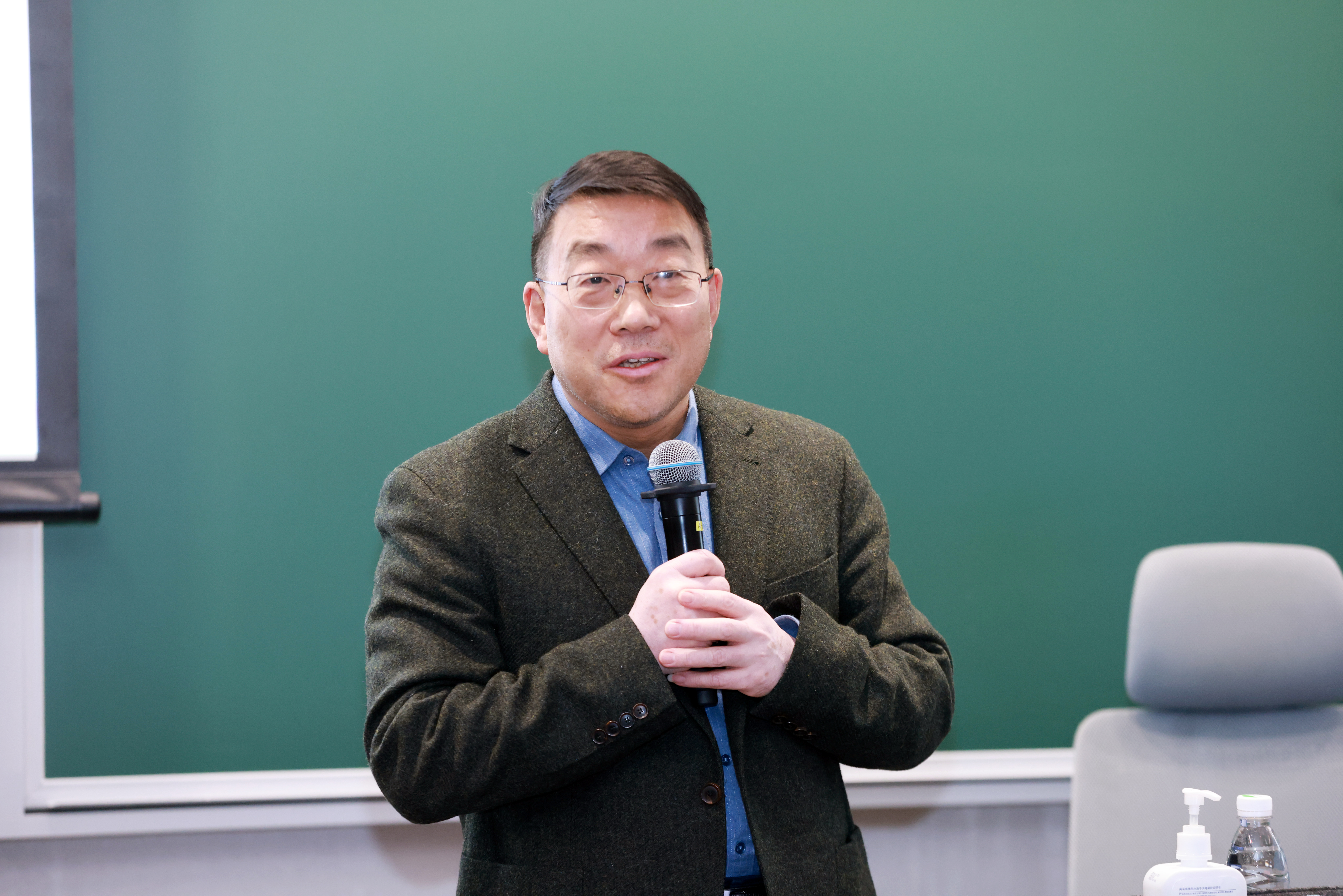 20241227-永利集团304官网举办2024年哲学社会科学骨干教师专题研讨班-常志东-杨雪冬作专题报告.JPG