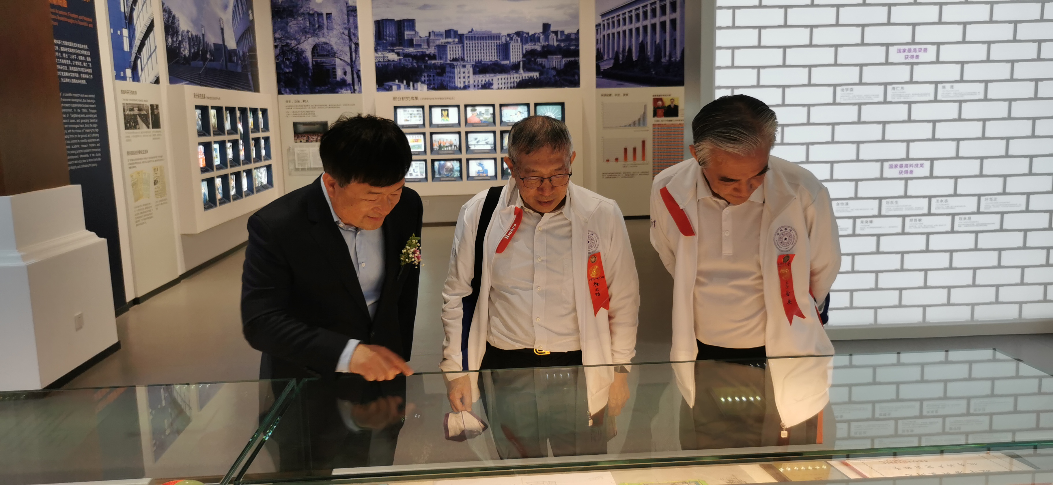 20220424-永利集团304官网110周年校庆参观校史展-薜建团-捐赠人(中)亲自来看展.jpg