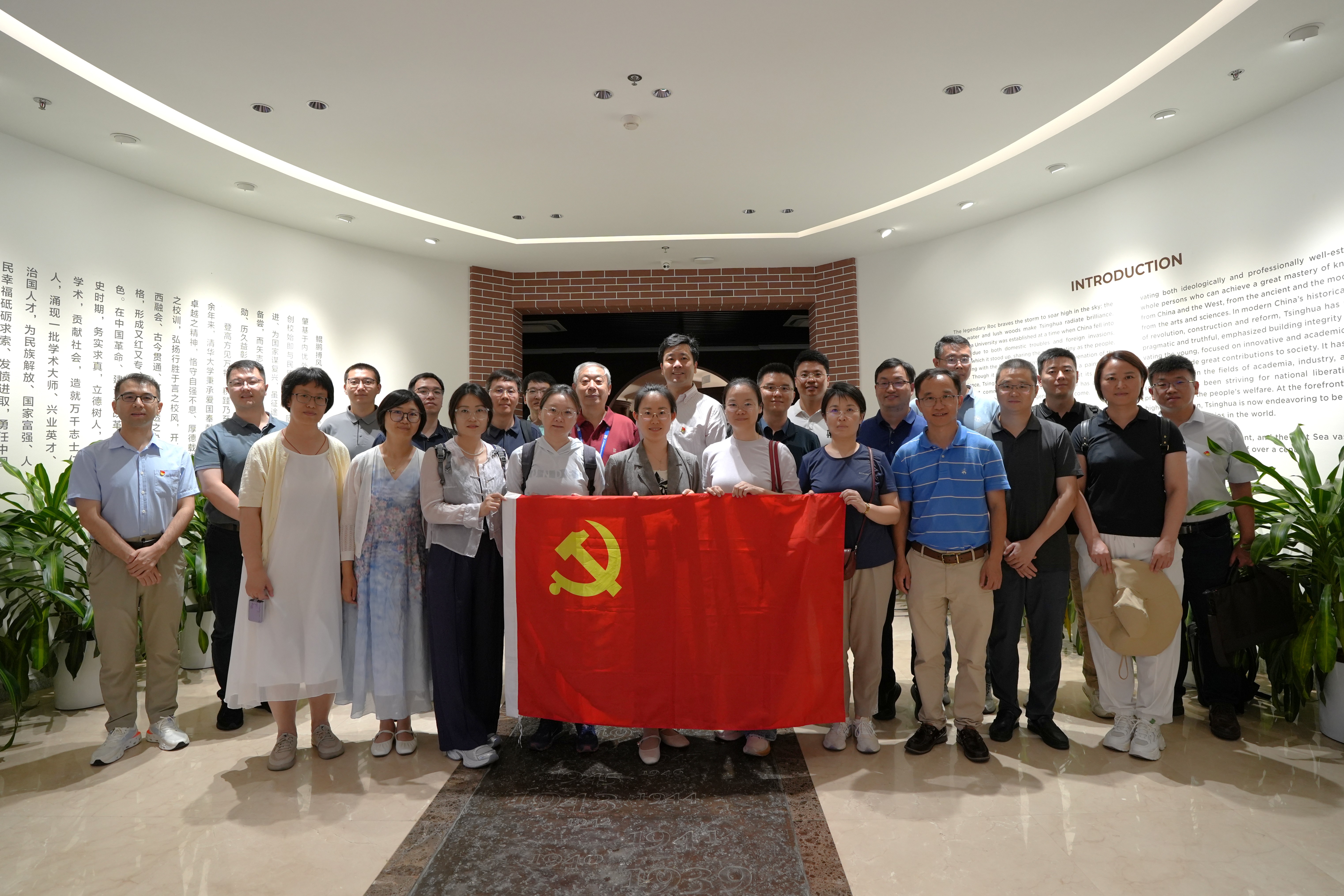 20250903-小组成员参观校史馆-谭晓萍-联学共建.jpg