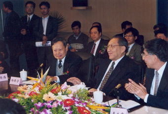 1999年10月2日，李岚清副总理视察永利集团304官网高等研究中心时与我校师生亲切座谈。前排右起：王大中、李岚清、杨振宁。